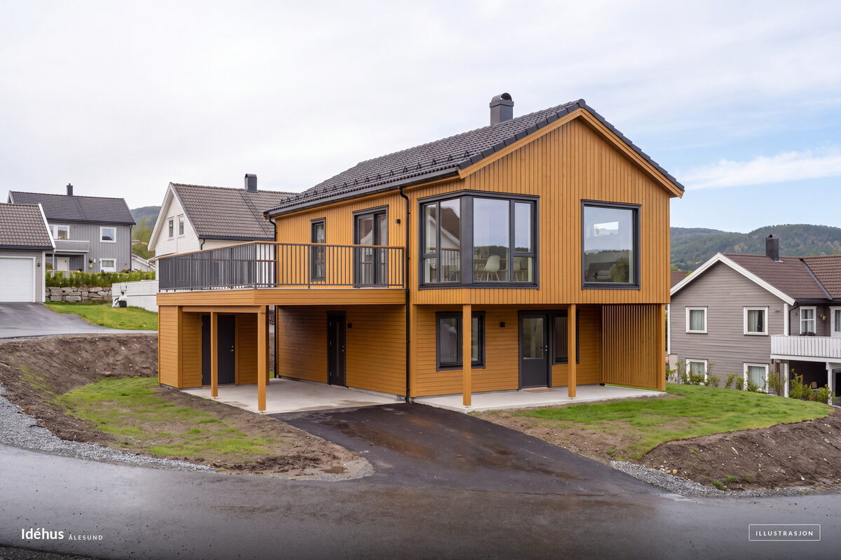 Boligen sett fra veien, med carport og overbygd terrasse under den utkragede hovedetasjen